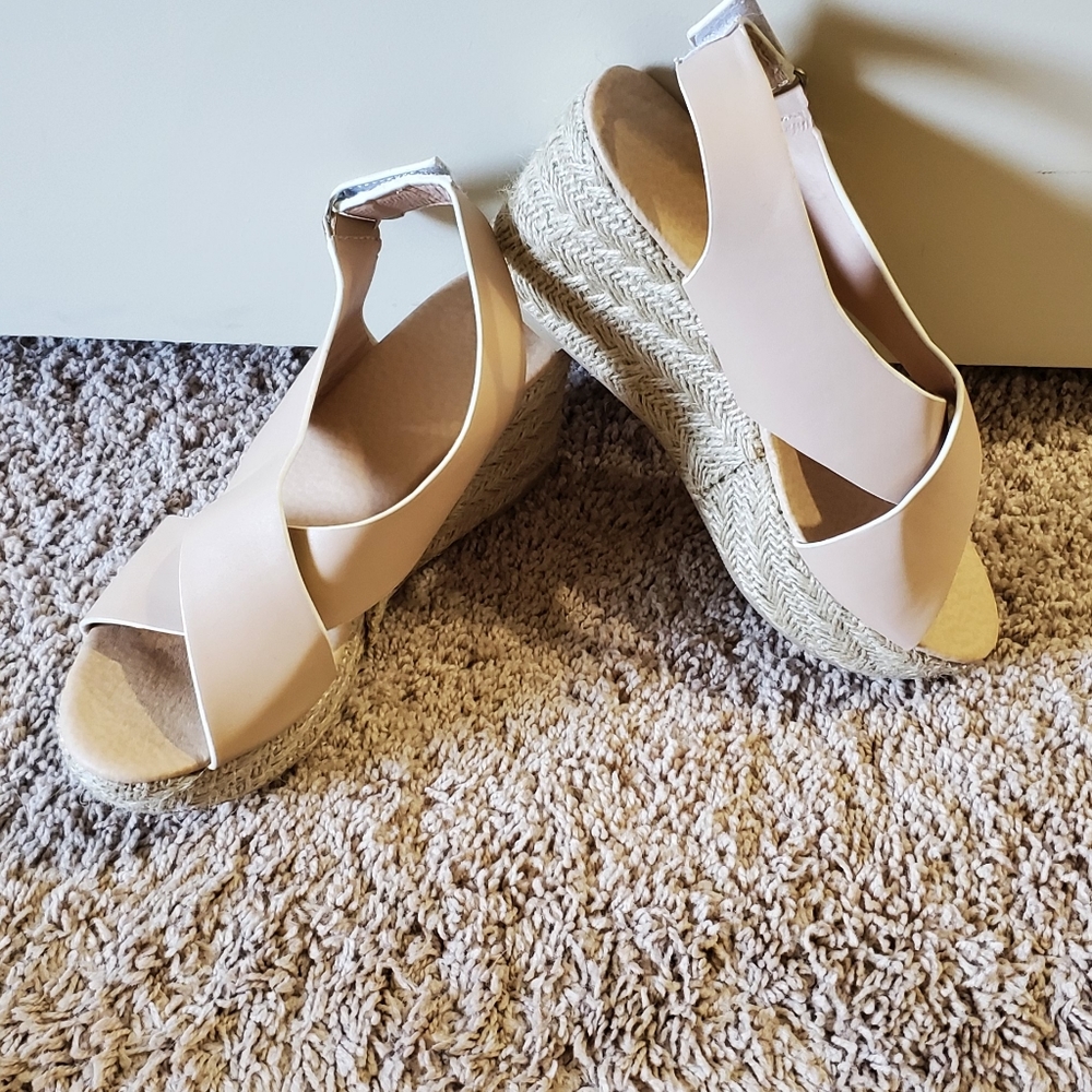 Size 6 NWOT - tan wedge